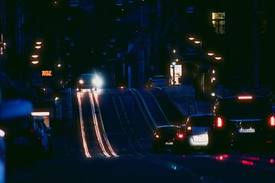 夜间路上的汽车